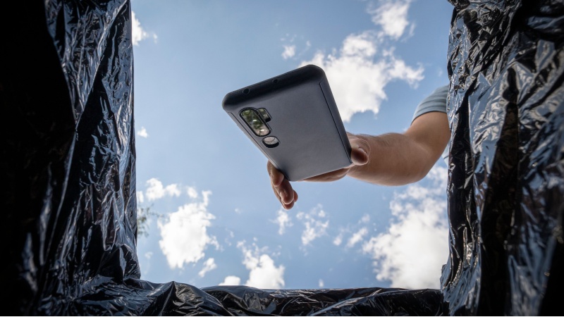 Smartphone buttato nel cestino