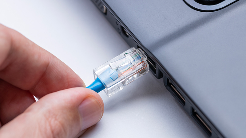 fingers-plugging-usb-cable-into-back-of-laptop-picture-id172161962-800x450