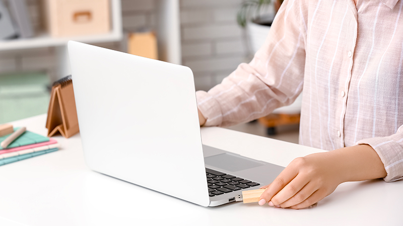 laptop-computer-and-usb-stick-picture-id1224489087-800x450