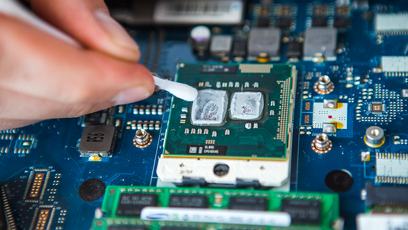 laptop-service-removal-of-the-battery-by-a-service-technician-tools-picture-id1036966424-800x450