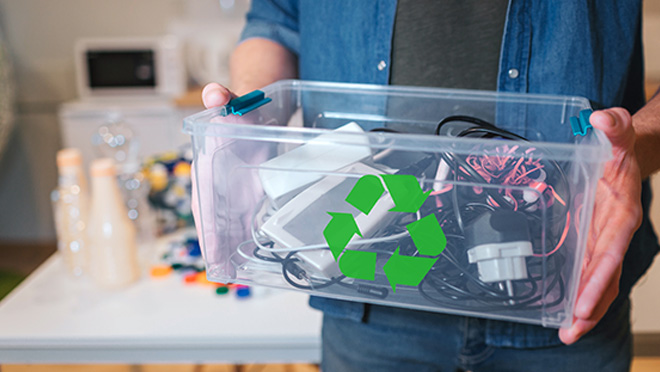 mani tengono scatola trasparente con simbolo riciclo