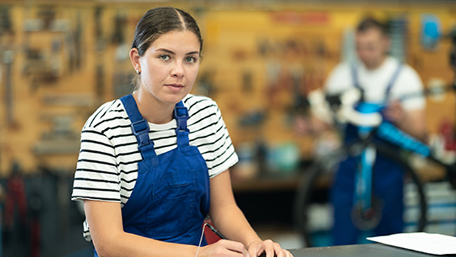 ragazza con tuta blu