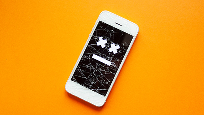 smartphone rotto con simboli XX e -