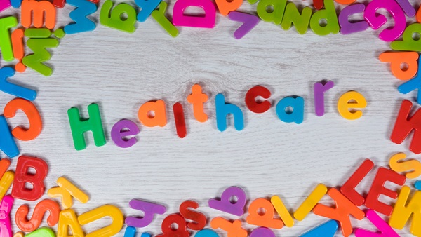 healthcare scritto con lettere giocattolo