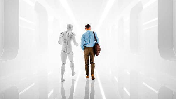 Umano e robot camminano insieme in un corridoio tutto bianco