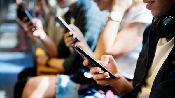 ragazzi guardano smartphone