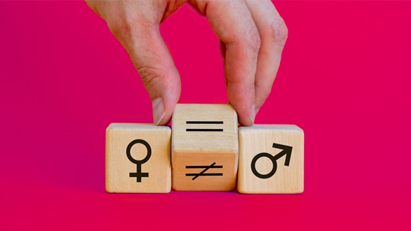 mano e tre dadi con simboli maschile e femminile