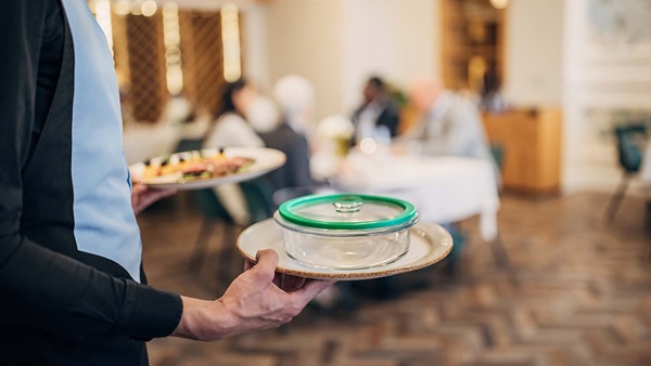 cameriere con doggy bag