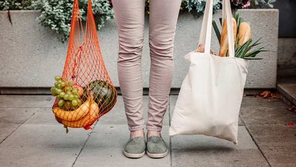 persona porta borse della spesa in tessuto e corda