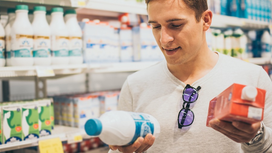 Persona che legge etichetta prodotto