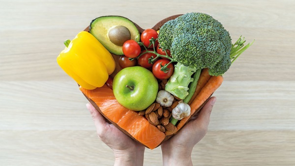 mani che tengono vassoio