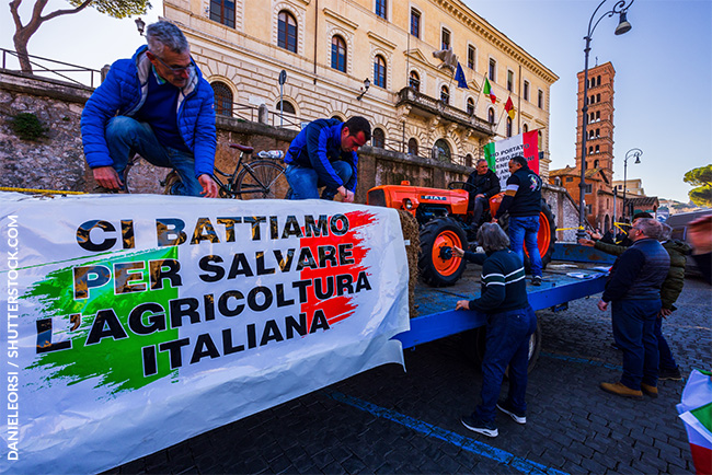 manifestazione con striscione