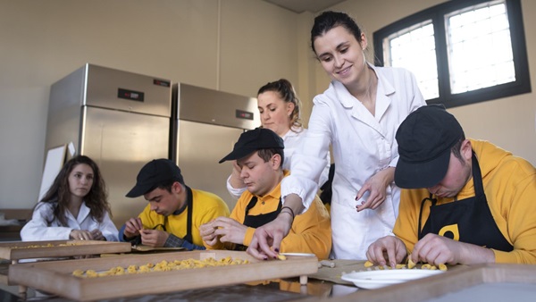 Ragazzi Tortellante al lavoro