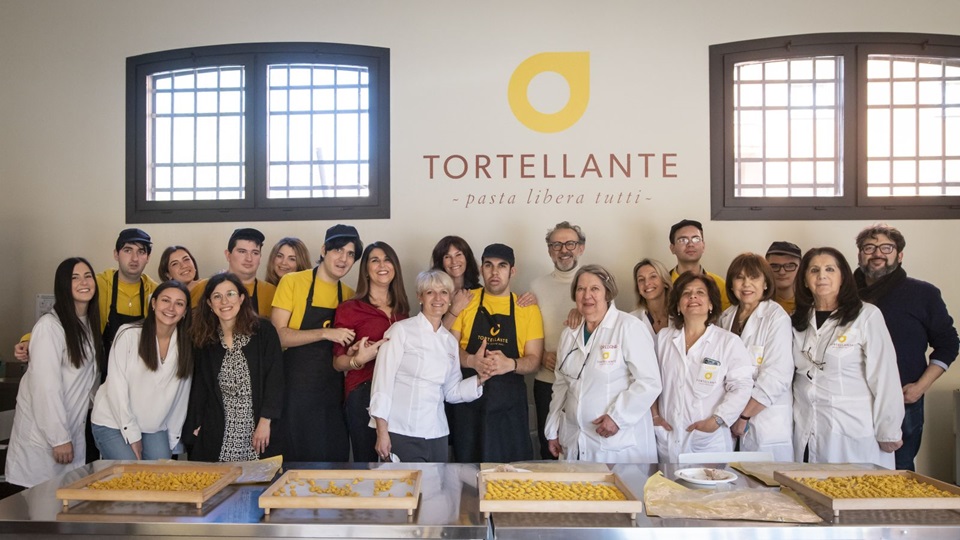 Foto di gruppo Tortellante con Massimo Bottura