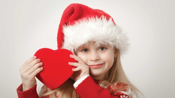 bambina vestita con abiti natalizi