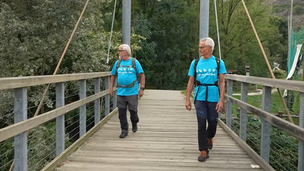 Persone con maglietta azzurra su ponte