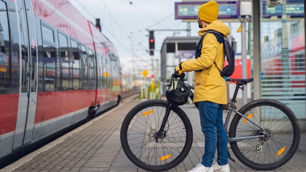ragazzo in bici in attesa del treno