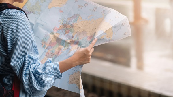 persona legge cartina geografica
