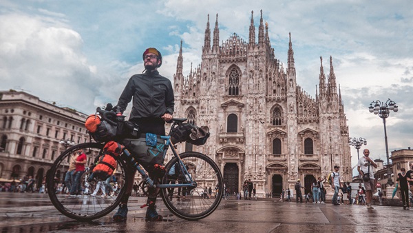Pietro Franzese davanti al Duomo di Milano