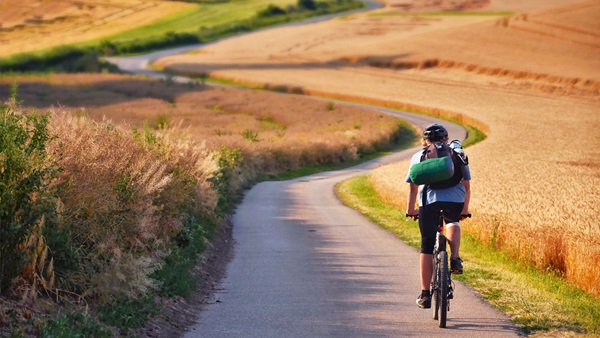 ciclista su strada in collina
