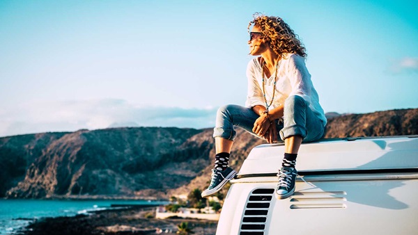 donna in barca a vela