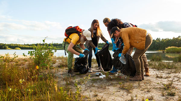 persone fanno volunturismo