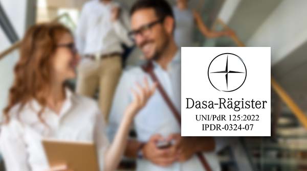 logo Dasa-Rägister e coppia come sfondo